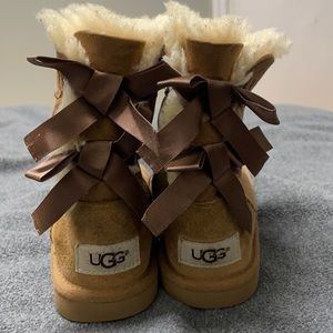 Great condition girls Ugg’s w satin bows